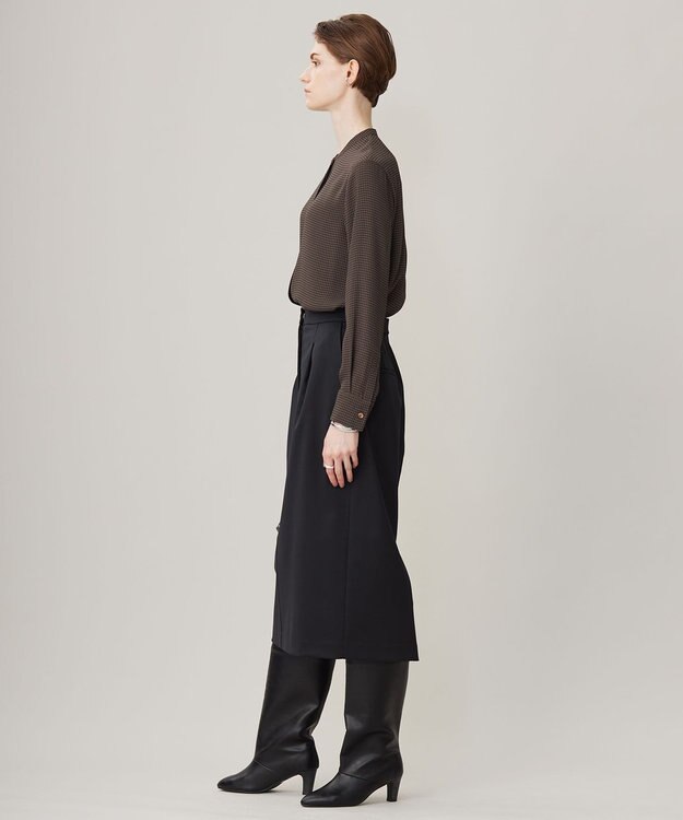 ICB L 【接触冷感・UVケア・速乾・洗える】BackSatinAmunzen バンドカラーブラウス コーヒーベース柄系