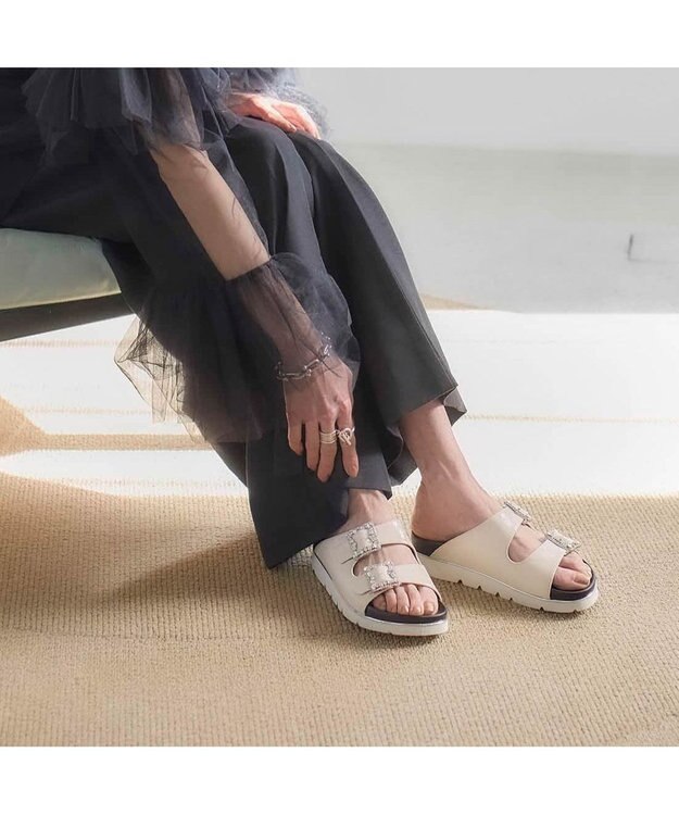 MODE ET JACOMO <carino>厚底ビジューバックルサンダル アイボリー