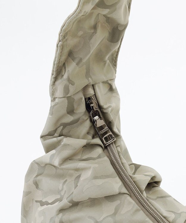 Y'SACCS 迷彩ジャカードシャーリングショルダーバッグ グレージュ