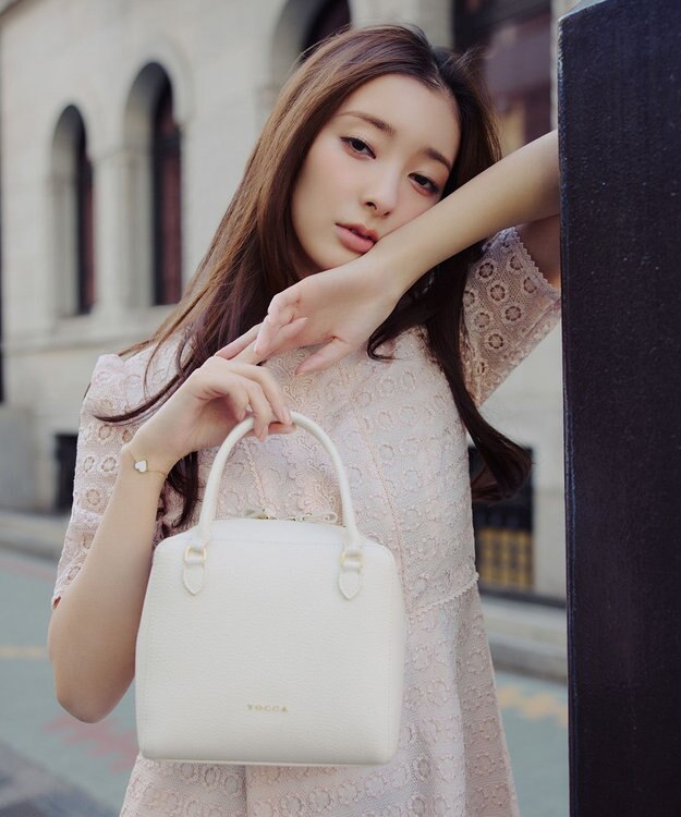 TOCCA 【宮本茉由さん着用】ECLAT CARRE LEATHERBAG レザーバッグ アイボリー系