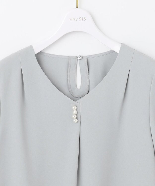 ANY SIS 【洗える】パール調Ｖネック ブラウス ライトブルー