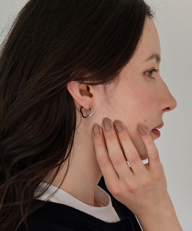 Phoebe 【金属アレルギー対応】フラワーワンタッチフープピアス　シルバー/サージカルステンレス シルバー