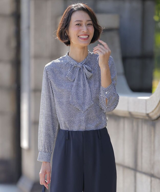 J.PRESS LADIES L ジーナ梨地 幾何プリント ブラウス ホワイト×ネイビー系