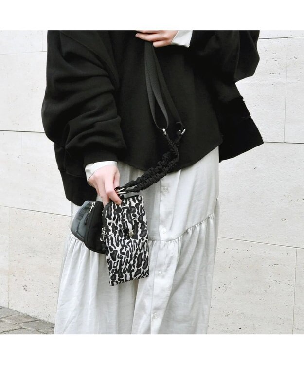 UNBILLION cachecache バンジーコードナイロンスマホショルダー レオブラック