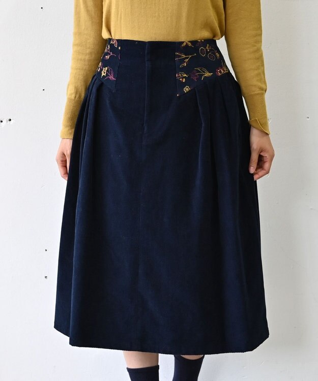 muuc 〈遠州織物の工場で織られた上質なコットンコーデュロイ生地〉花刺繍スカート（セットアップ可能） ネイビー