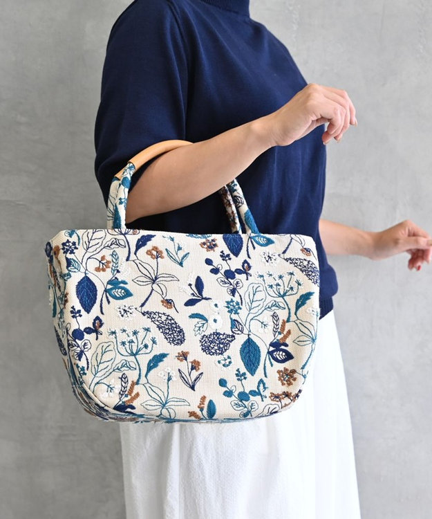 AND WOOL 筆記帳刺繍の半円バッグ ベージュ