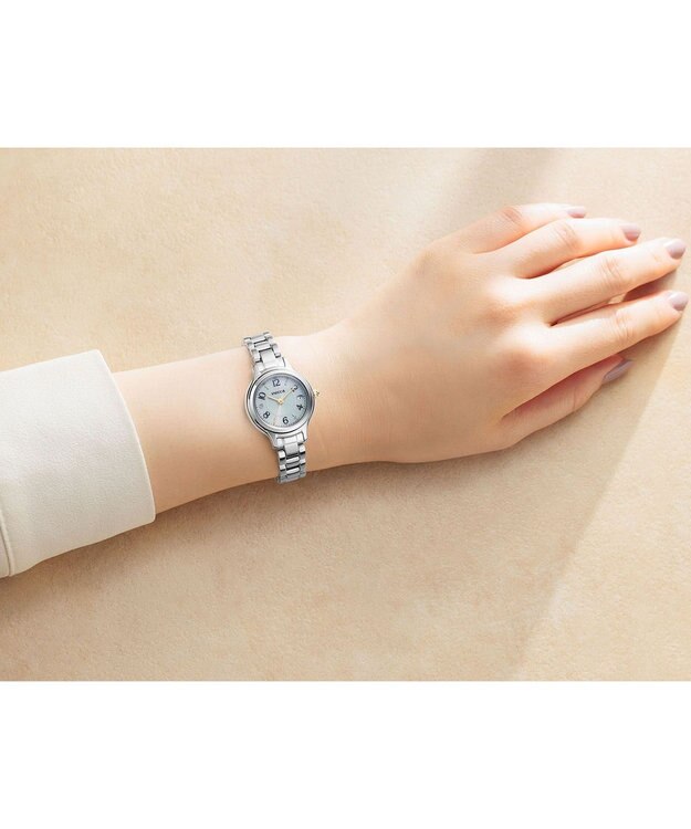 CITIZEN 【ソーラー電波】シンプルで使いやすい 小さめサイズ  秒針・日付つき  レトロクラシカルなテイスト シルバー