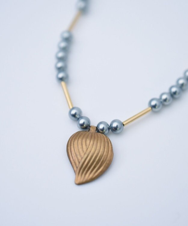 monshiro ハナミズキリーフネックレス ゴールド×グレー