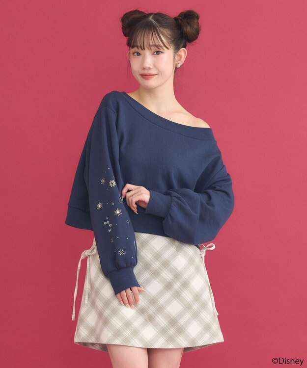 earth music&ecology Disney/キラキラモチーフ刺繍オフショルスウェット ネイビー