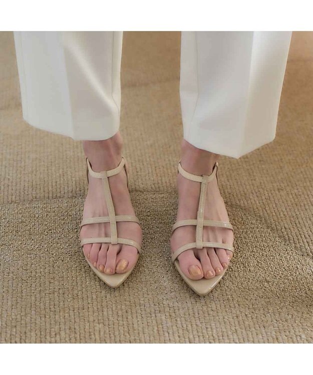 MODE ET JACOMO <carino>ポインテッドトゥTストラップサンダル ベージュエナメル