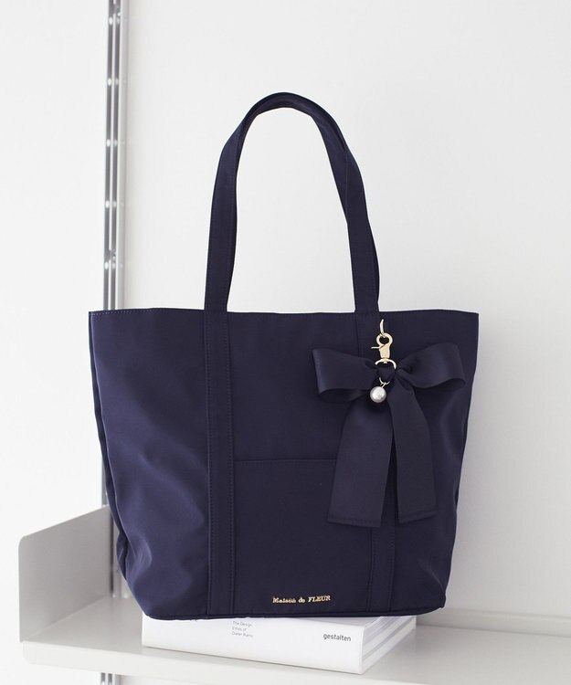 Maison de FLEUR リボンチャーム付きマルチポケットトートバッグ Navy