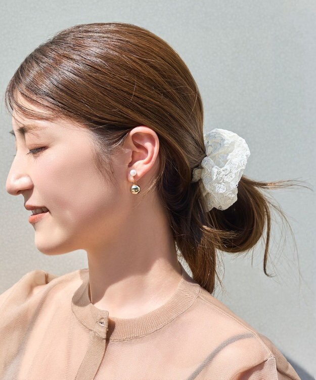 Phoebe <オンワード限定セット>ガーリッシュレースシュシュ×バックモチーフイヤリング ホワイト