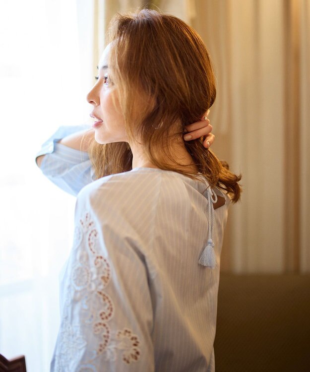 自由区 【SHIHOさん着用】エンブロイダリーブロードパフスリーブ ブラウス サックス×オフ