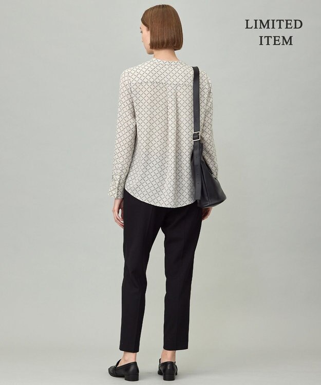 ICB L 【新色追加・WEB限定】BackSatinAmunzen キーネックブラウス トープベース×スクエアビット柄系