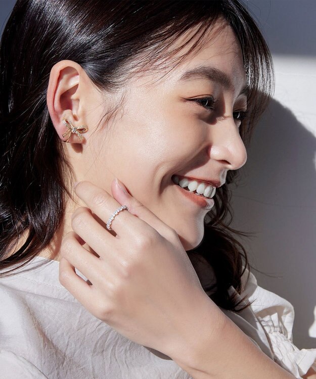 Tiaclasse クリスタルリボンイヤリング ゴールド