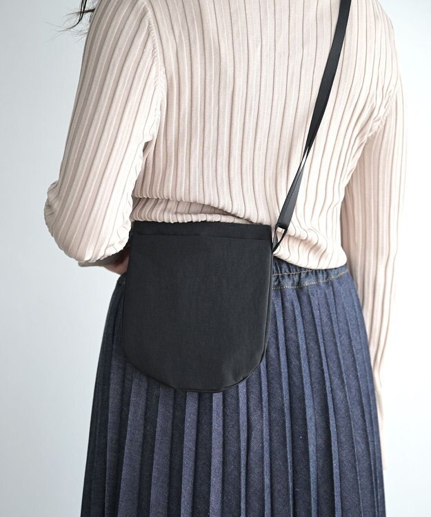 NIZYU KANO LIGHT NYLONショルダーポーチ ブラック