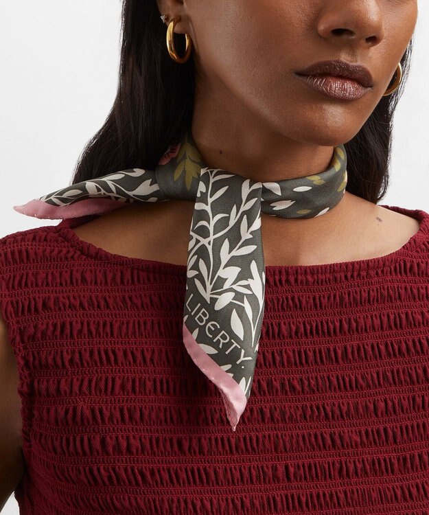 LIBERTY. ソープネス メドゥ 45x45 シルク スカーフ カーキ