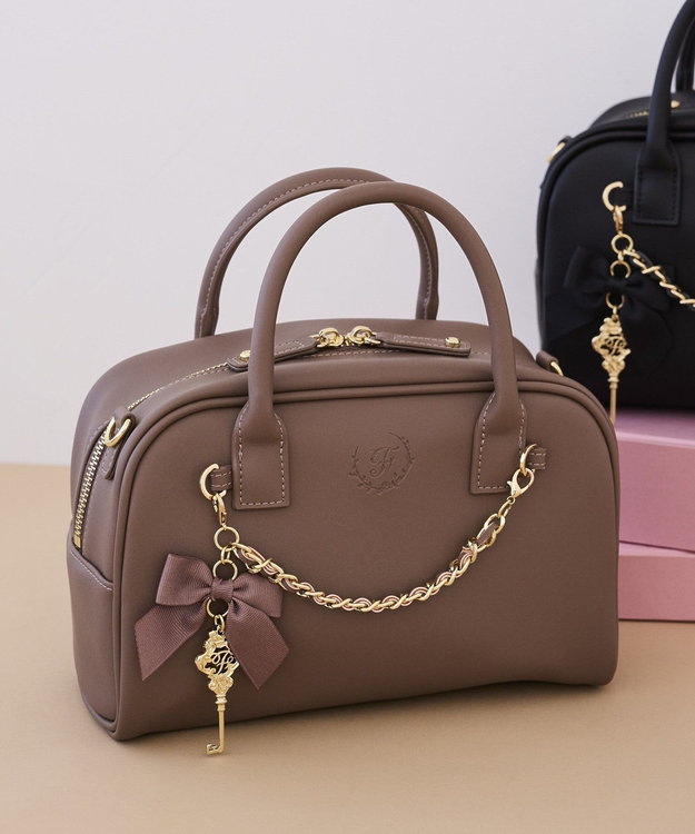 Maison de FLEUR チャーム付きスクエアボストンバッグ Brown