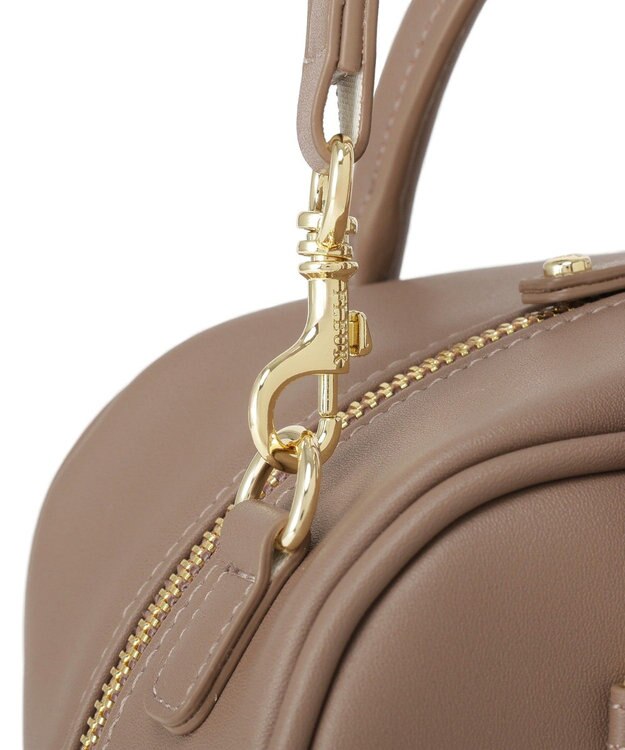 Maison de FLEUR チャーム付きスクエアボストンバッグ Brown