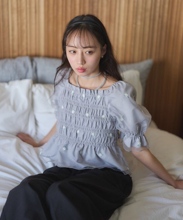 earth music&ecology フラワー刺繍シャーリングプルオーバー Light Gray