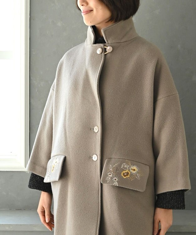 muuc 〈軽くて暖かい上質ウール混〉野ばら刺繍のコート グレー