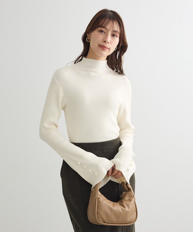 Green Parks ・ｓｗｉｎｇ　ｂｙ　袖パールボタンハイネックニット Off White