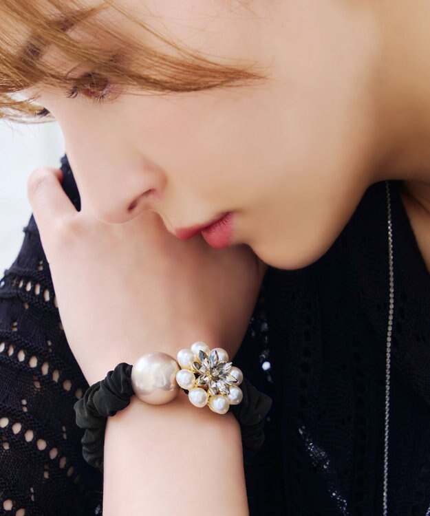 Tiaclasse パールフラワーシュシュ ブラック