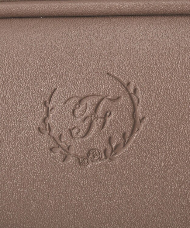 Maison de FLEUR チャーム付きスクエアボストンバッグ Brown