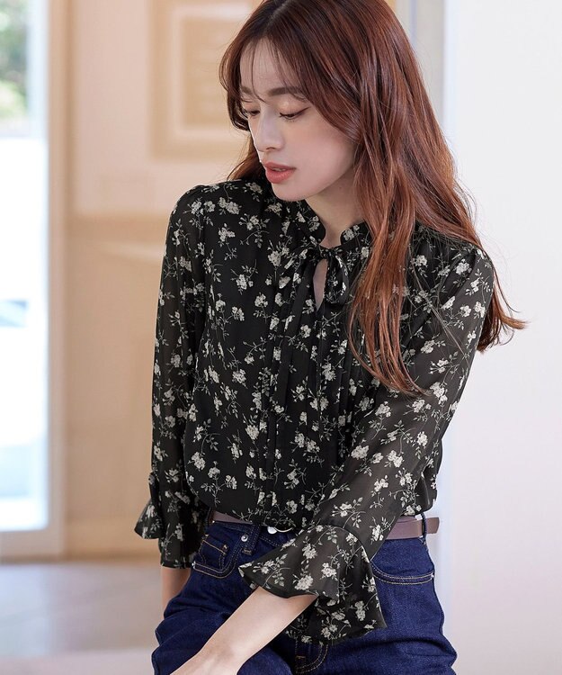Tiaclasse 【新色追加・洗える】フレアスリーブ花柄リボンブラウス ブラック