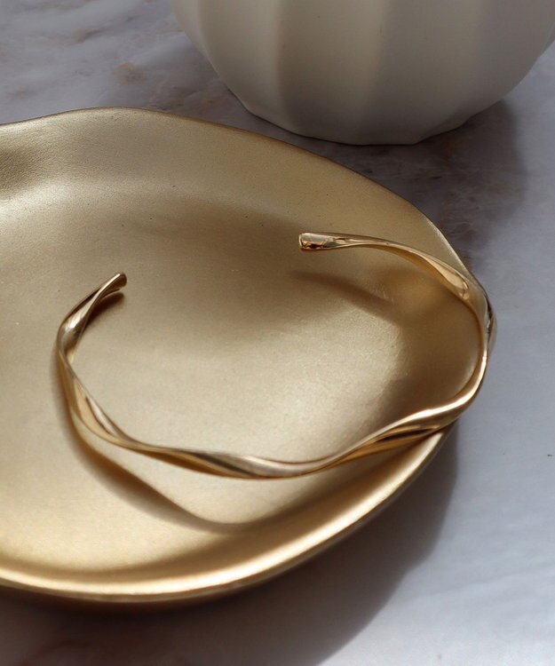 Tiaclasse 捻じりバングル ゴールド