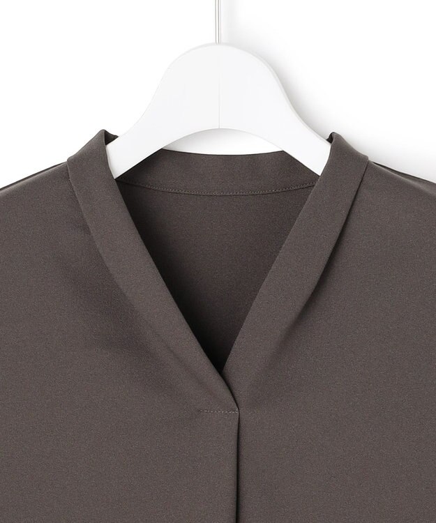 ICB ライトストレッチアムンゼン Vネックカットソー チャコール