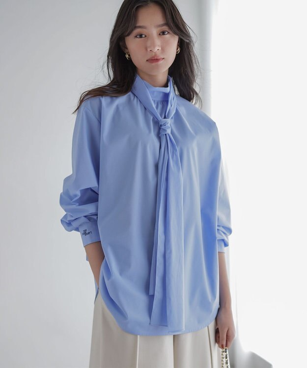 組曲 S 【加藤ローサさん着用 / 前後着用可】コットンタッチシャーティング刺繍入り ブラウス ブルー系