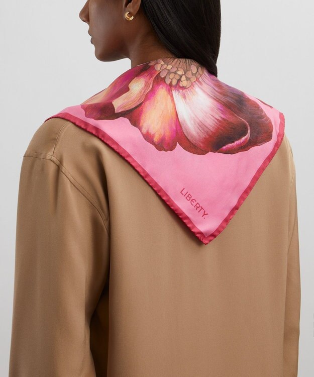 LIBERTY. ハイブリッド ブーケ 45x45 シルク スカーフ コーラル