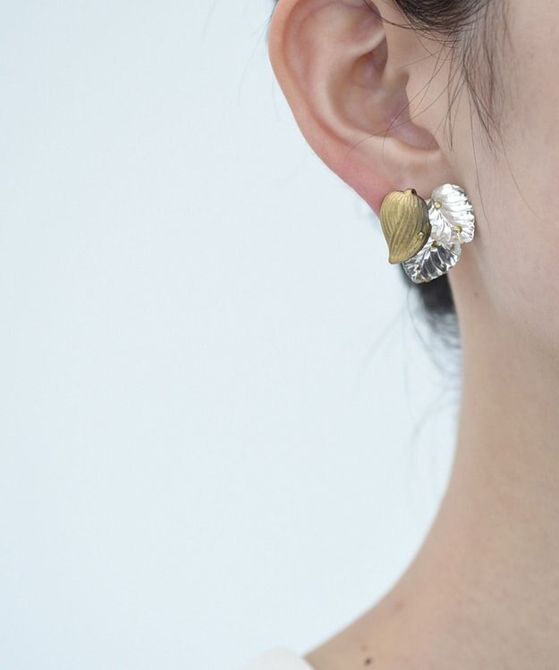 monshiro 【シルバー/ガラス】ハナミズキリーフイヤリング アンティークゴールド