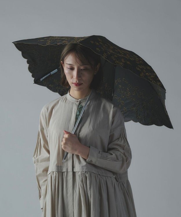 AND WOOL 〈一級遮光生地・晴雨兼用〉フェンネル刺繍の日傘 （折りたたみタイプ） ブラック
