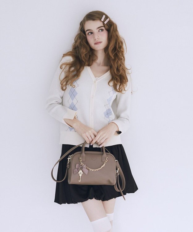 Maison de FLEUR チャーム付きスクエアボストンバッグ Brown