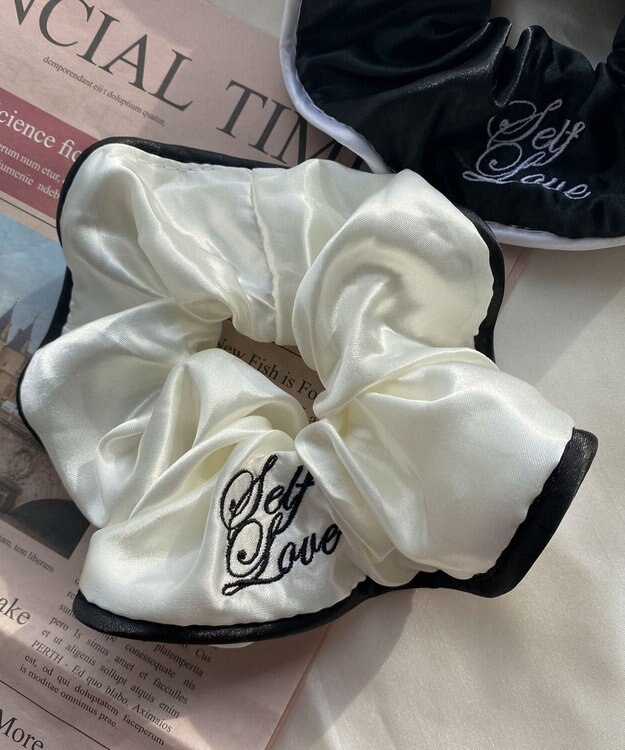 WEGO LBIGロゴ刺繍シュシュ ホワイト