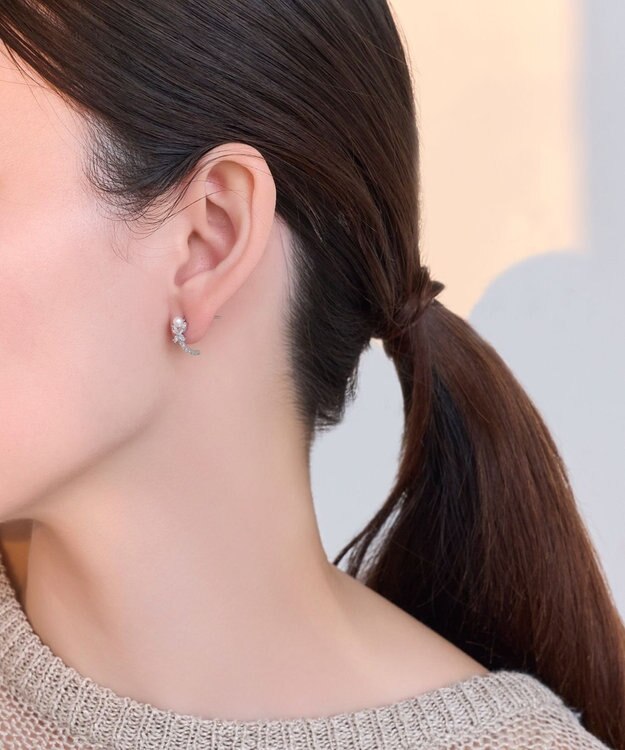 Phoebe ロマンティックビジューバタフライフープピアス　シルバー シルバー