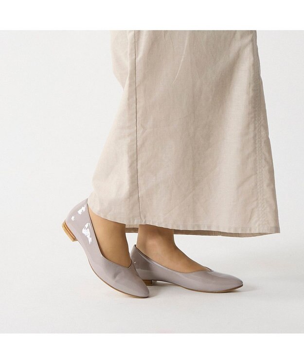 ing <ing>【WEB限定】【レイン対応】Vカットパンプス ライトグレーエナメル