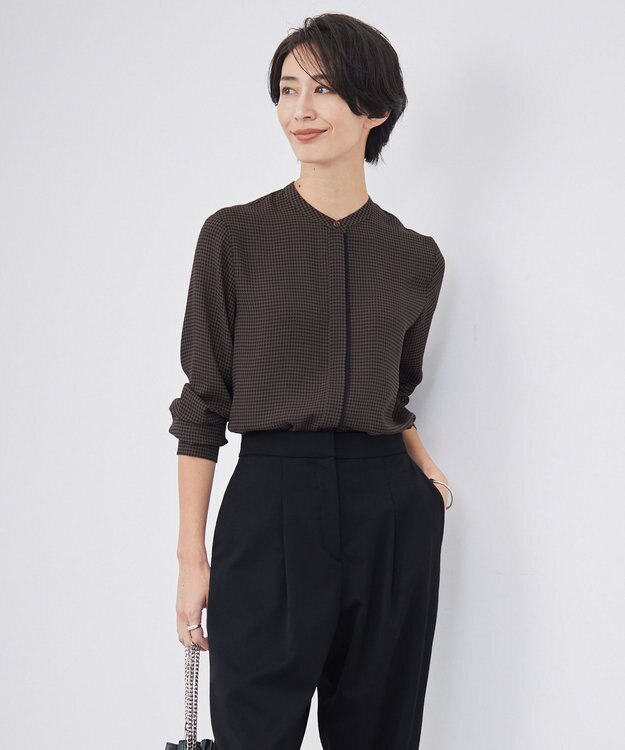 ICB 【接触冷感・UVケア・速乾・洗える】BackSatinAmunzen バンドカラーブラウス コーヒーベース柄系