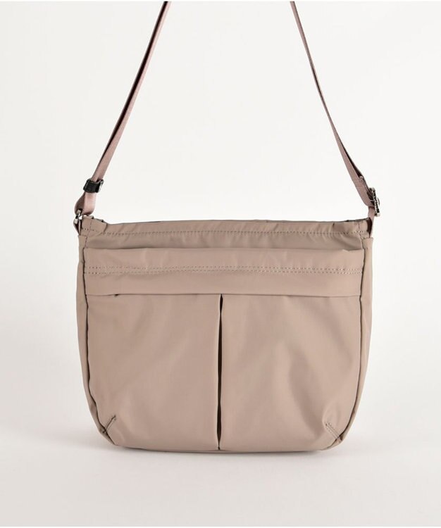 Y'SACCS ナイロンタフタショルダーバッグ　ミディアム グレイッシュベージュ