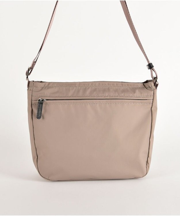 Y'SACCS ナイロンタフタショルダーバッグ　ミディアム グレイッシュベージュ