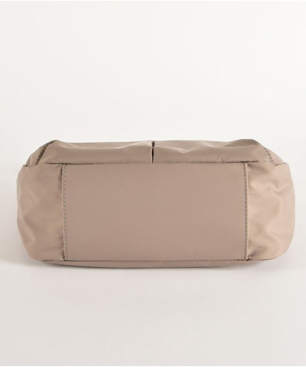 Y'SACCS ナイロンタフタショルダーバッグ　ミディアム グレイッシュベージュ