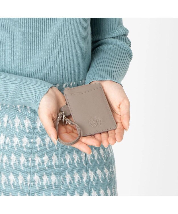 CLATHAS ワッフル リール付きパスケース グレージュ