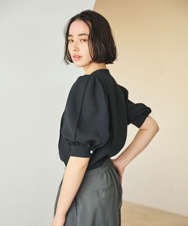 #Newans 【洗濯機可能/シワになりにくい】〈肩幅・二の腕が華奢見えする〉パフスリーブバイカラーブラウス ブラック