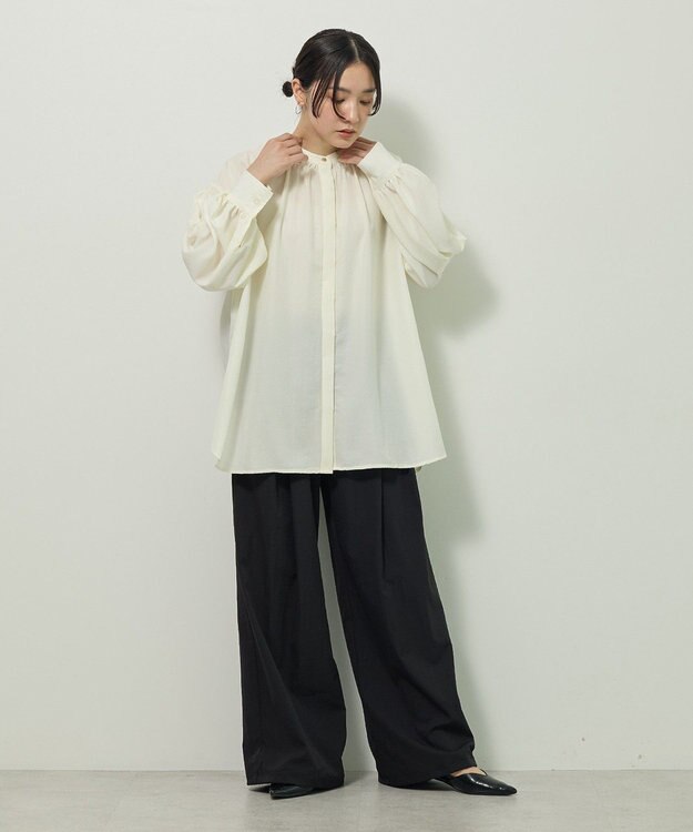 Green Parks ｅａｓｅ　ｂｌｕｅ．バックシャーリングブラウス Off White