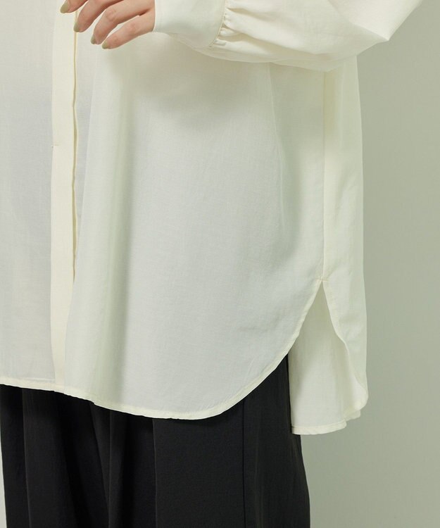 Green Parks ｅａｓｅ　ｂｌｕｅ．バックシャーリングブラウス Off White