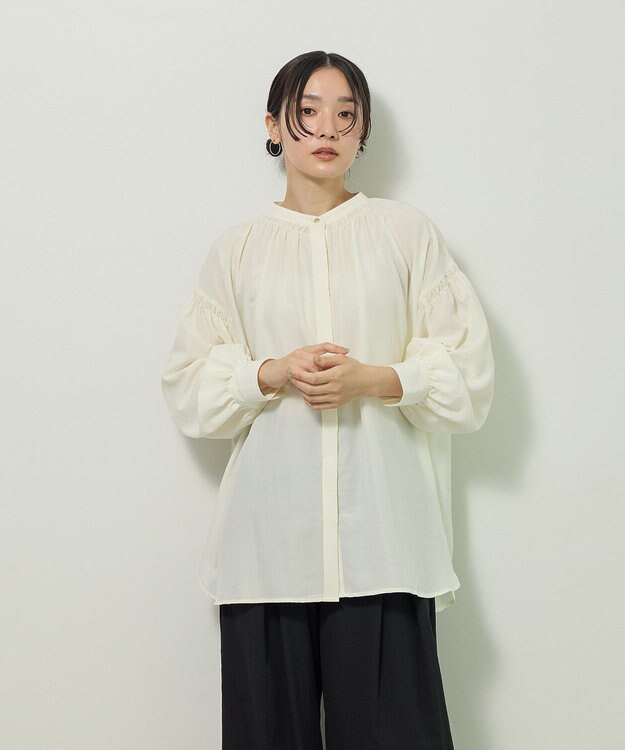 Green Parks ｅａｓｅ　ｂｌｕｅ．バックシャーリングブラウス Off White