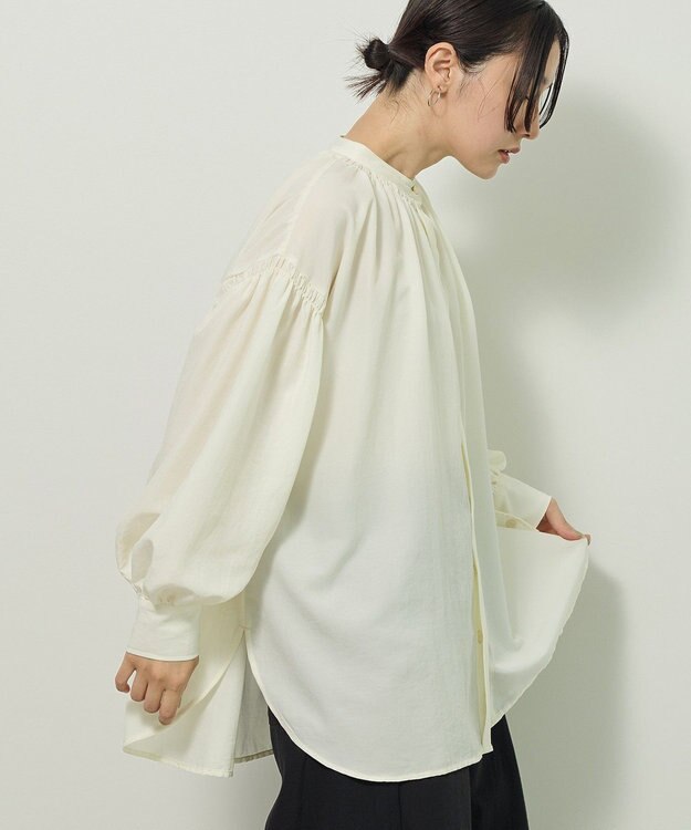 Green Parks ｅａｓｅ　ｂｌｕｅ．バックシャーリングブラウス Off White