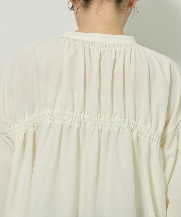 Green Parks ｅａｓｅ　ｂｌｕｅ．バックシャーリングブラウス Off White